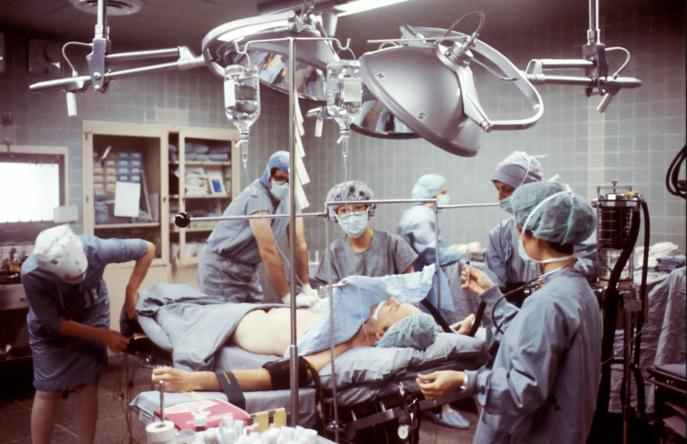 where do surgical techs work 
