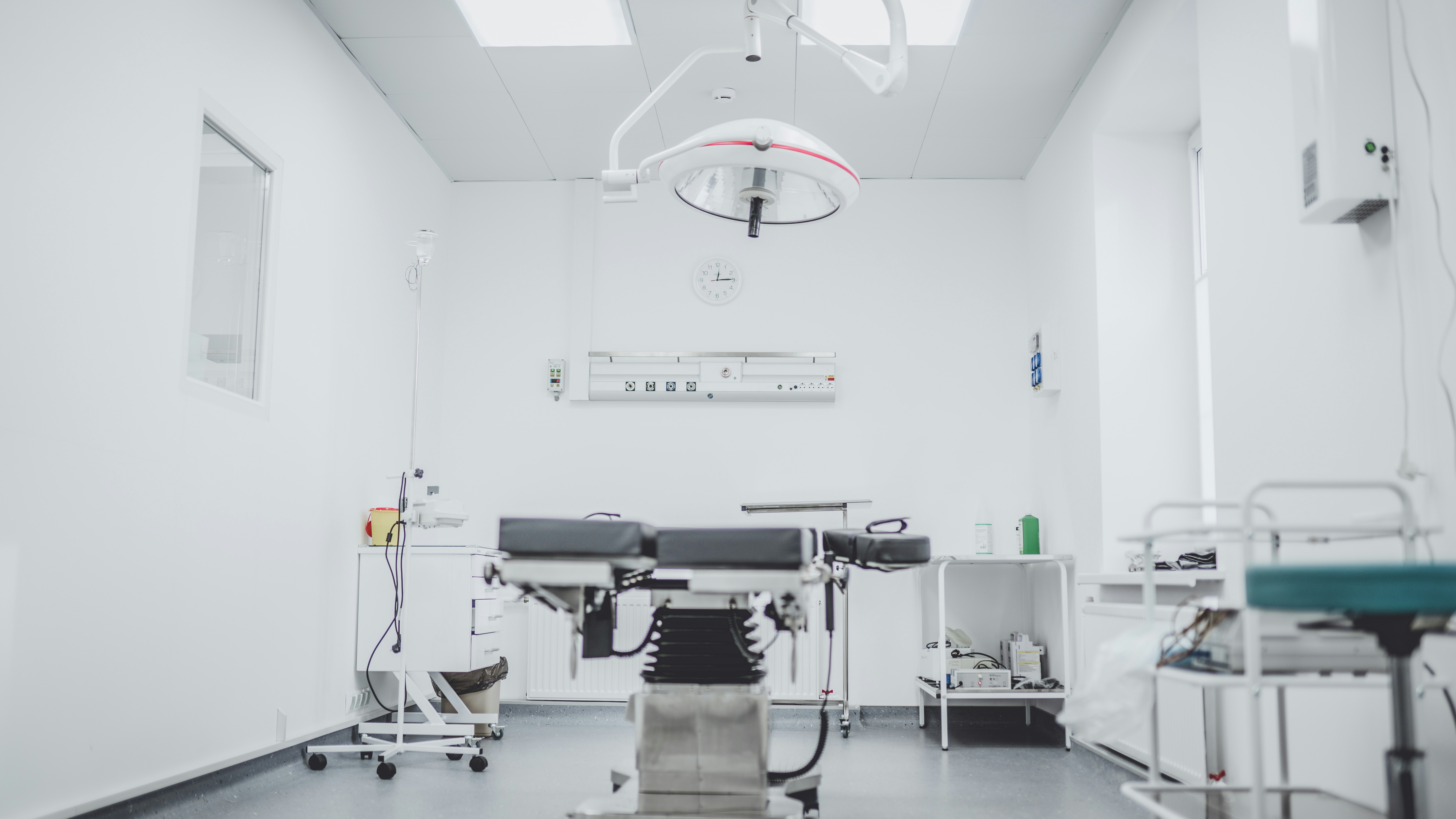 what does a surgical technologist do