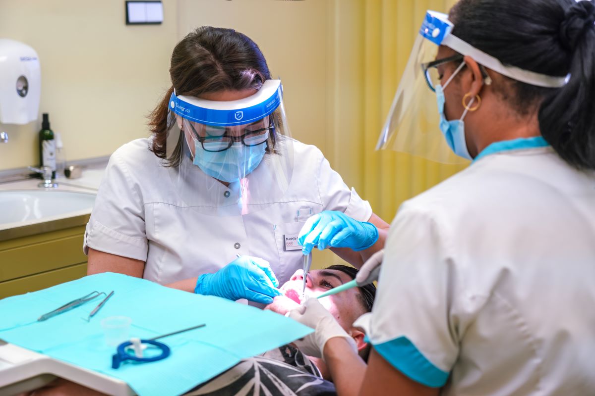 How Do I a Dental Assistant?