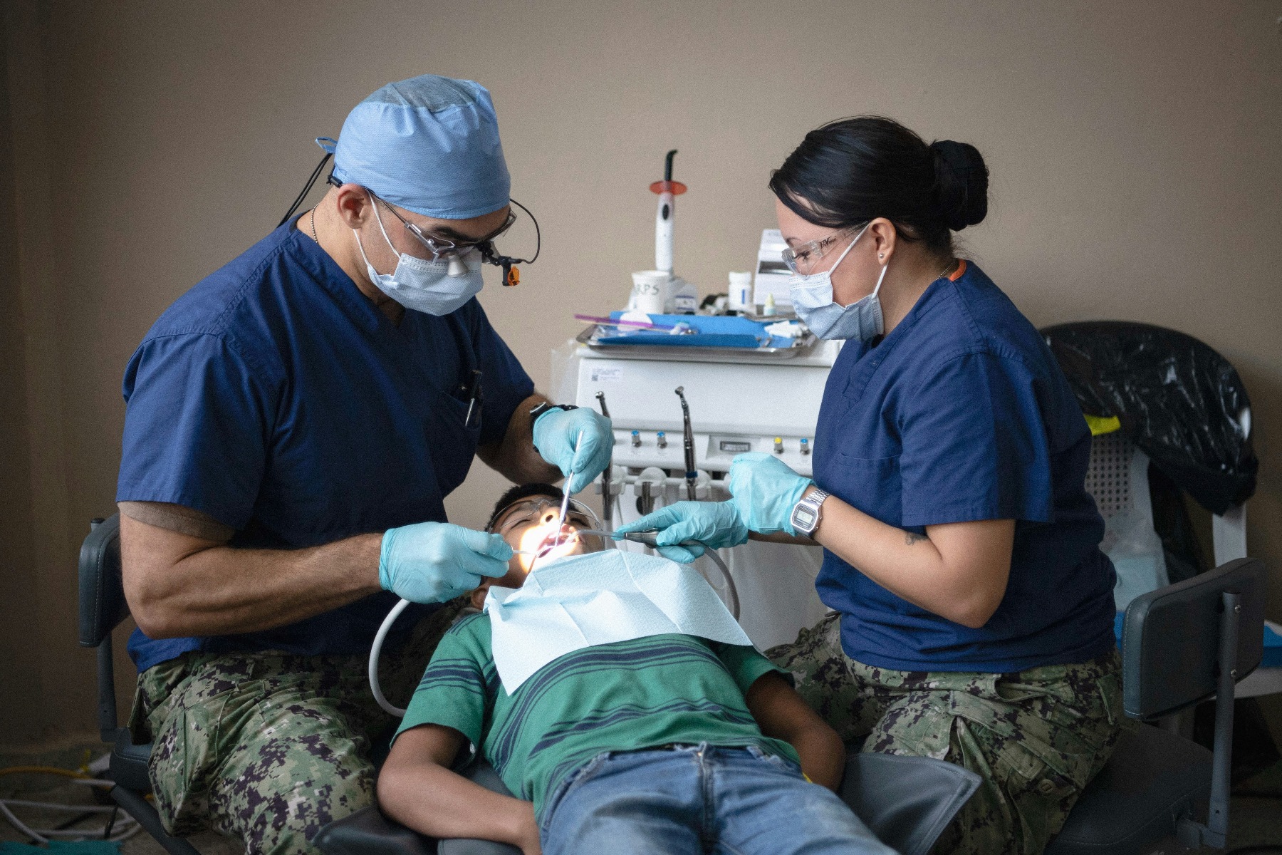 what dental assistants earn in california